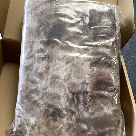 -NEW- Pinzon by Amazon 63” X 87” Faux Fur Throw Blanket ~Alpine Brown~ - Picture 4 of 4